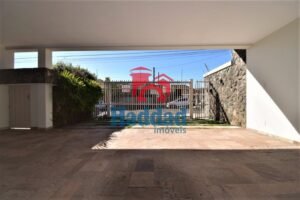 BELÍSSIMA CASA NO CENTRO COM QUATRO DORMITORIOS TODOS COM SUITE. Ref: 8772