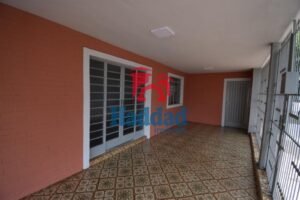 CASA COM TRÊS DORMITÓRIOS A 5 MINUTOS DO CENTRO Ref: 13496