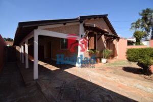 EXCELENTE CASA ESTILO FAZENDA PROXIMO AO CENTRO Ref: 14077