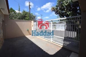 CASA FUNCIONAL TERRENO 215M², CONSTRUÍDA 160M² Ref: 15083