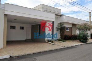 LINDA CASA TERREA EM CONDOMÍNIO FECHADO EM BIRIGUI!! Ref: 15143