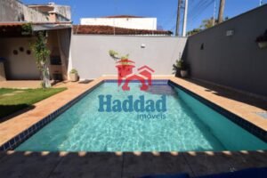 CASA DOS SONHOS COM 4 DORMITORIOS E PISCINA AREA CENTRAL. Ref: 15453