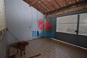 CASA MEIO LOTE POSSUINDO 2 DORM, SALA, COZ, BH, GARAGEM, ÁREA NA FRENTE E FUNDOS Ref: 15482