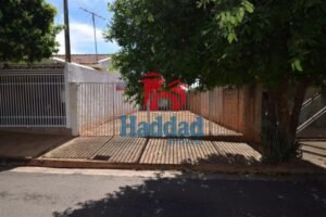 MEIO TERRENO COM OTIMA LOCALIZAÇÃO Ref: 15494