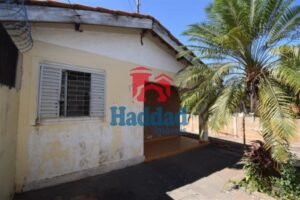 CASA ANTIGA COM POTENCIAL EM TERRENO AMPLO E ÓTIMA LOCALIZAÇÃO Ref: 15405
