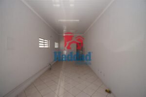 SALÃO DE 30 METROS COM BANHEIRO. POSSUI UMA GARAGEM NA FRENTE, RECUO Ref: 15499