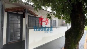 CASA REFORMADINHA FORRO MADEIRA 2 DORMITÓRIOS, SALA, COZINHA, BANHEIRO, GARAGEM PARA MOTO Ref: 15500