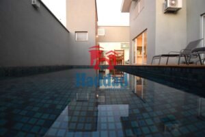 CASA GRANDE PARA VENDA EM UM CONCEITUADO CONDOMÍNIO Ref: 9426