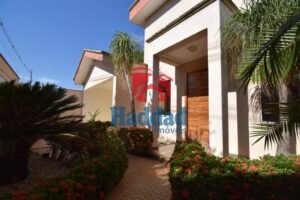 BELISSIMA CASA, ÓTIMA LOCALIZAÇÃO, BAIRRO PROXIMO AO CENTRO, 3 DORMITÓRIOS, SENDO 1 SUÍTE, 4 VAGAS, ÓTIMA AREA DE LAZER…!! Ref: 14728