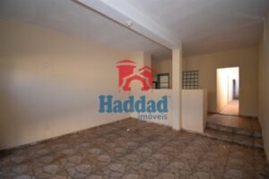 CASA MEIO OTE COM 2 DORM, SALA, COZ, BH, GARAGEM, ÁREA EM CIMA DA GARAGEM – QUINTAL Ref: 15382