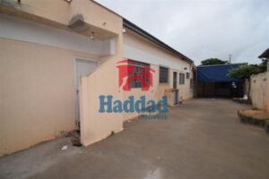 IMOVEL TANTO RESIDENCIAL COM PODE SER COMERCIAL. PATIO PARA 4 CARROS Ref: 8933