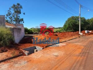 TERRENO NO RESIDENCIAL YPÊ, COM MEDIDAS DIFERENCIADAS 22,34 X 19,75 X 29,66 X 3,25, TOTAL DE 268,63 M², BAIRRO EM DESENVOLVIMENTO, FÁCIL ACESSO AO CENTRO DA CIDADE E A CIDADE VIZINHA, ÓTIMA OPORTUNIDAD. PARA MAIS INFORMAÇÕES CONSULTAR UM DE NOSSOS CORRETORES. Ref: 3977 - VIZINHO
