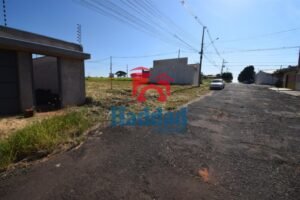 TERRENO COM 250 M² EM UM BAIRRO NOVO COM TODA INFRAESTRUTURA, PRÓXIMO AS RODOVIAS E A CINCO MINUTOS DO CENTRO, COM CONSTRUÇÕES NOVAS, FINANCIAMENTO PARA PROCESSO MINHA CASA MINHA VIDA E IMOBILIÁRIO. PARA MAIS INFORMAÇÕES CONSULTAR UM DE NOSSOS CORRETORES. Ref: 10713 - DSC_0027
