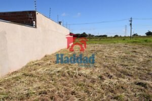 TERRENO COM 250 M² EM UM BAIRRO NOVO COM TODA INFRAESTRUTURA, PRÓXIMO AS RODOVIAS E A CINCO MINUTOS DO CENTRO, COM CONSTRUÇÕES NOVAS, FINANCIAMENTO PARA PROCESSO MINHA CASA MINHA VIDA E IMOBILIÁRIO. PARA MAIS INFORMAÇÕES CONSULTAR UM DE NOSSOS CORRETORES. Ref: 10713 - DSC_0028