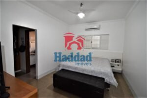 CASA MUITO BOA, REFORMADINHA, 3 QUARTOS 1 SUÍTE COM CLOSSET E ARMÁRIOS, AR CONDICIONADO, ÓTIMO ACABAMENTO, VAGA PARA 4 CARROS. Ref: 14135 - DSC_0027