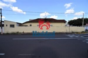 CASA Á VENDA COM EXCELENTE PONTO COMERCIAL Ref: 14337