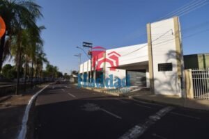 LOCAÇÃO DE SALÃO COMERCIAL COM EXCELENTE VITRINE PARA EXPOSIÇÃO Ref: 15212