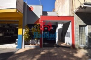 SALÃO COMERCIAL NO CENTRO COM TRÊS SALAS, TRÊS BANHEIROS E AR CONDICIONADO Ref: 15390