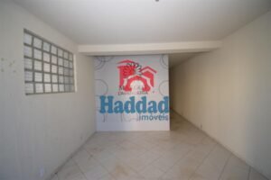 SALÃO DE 30 METROS COM BANHEIRO. NOS FUNDOS POSSUI UMA CASA Ref: 15551