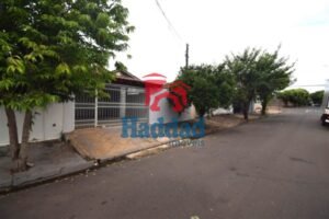 CASA COM TRÊS DORMITORIOS Ref: 15569