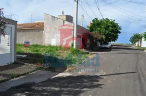 TERRENO COM 250 M² EM UM BAIRRO NOVO COM TODA INFRAESTRUTURA, PRÓXIMO AS RODOVIAS E A CINCO MINUTOS DO CENTRO, COM CONSTRUÇÕES NOVAS, FINANCIAMENTO PARA PROCESSO MINHA CASA MINHA VIDA E IMOBILIÁRIO. PARA MAIS INFORMAÇÕES CONSULTAR UM DE NOSSOS CORRETORES. Ref: 10519 - F10519B
