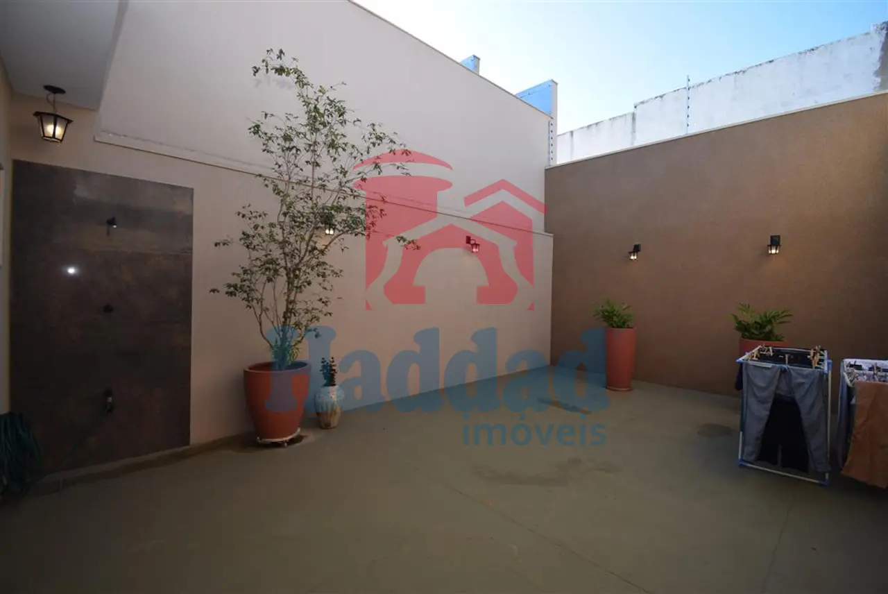 CASA MUITO BOA, REFORMADINHA, 3 QUARTOS 1 SUÍTE COM CLOSSET E ARMÁRIOS, AR CONDICIONADO, ÓTIMO ACABAMENTO, VAGA PARA 4 CARROS. Ref: 14135 - DSC_0027