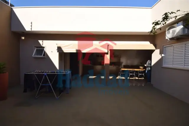 CASA MUITO BOA, REFORMADINHA, 3 QUARTOS 1 SUÍTE COM CLOSSET E ARMÁRIOS, AR CONDICIONADO, ÓTIMO ACABAMENTO, VAGA PARA 4 CARROS. Ref: 14135 - DSC_0028