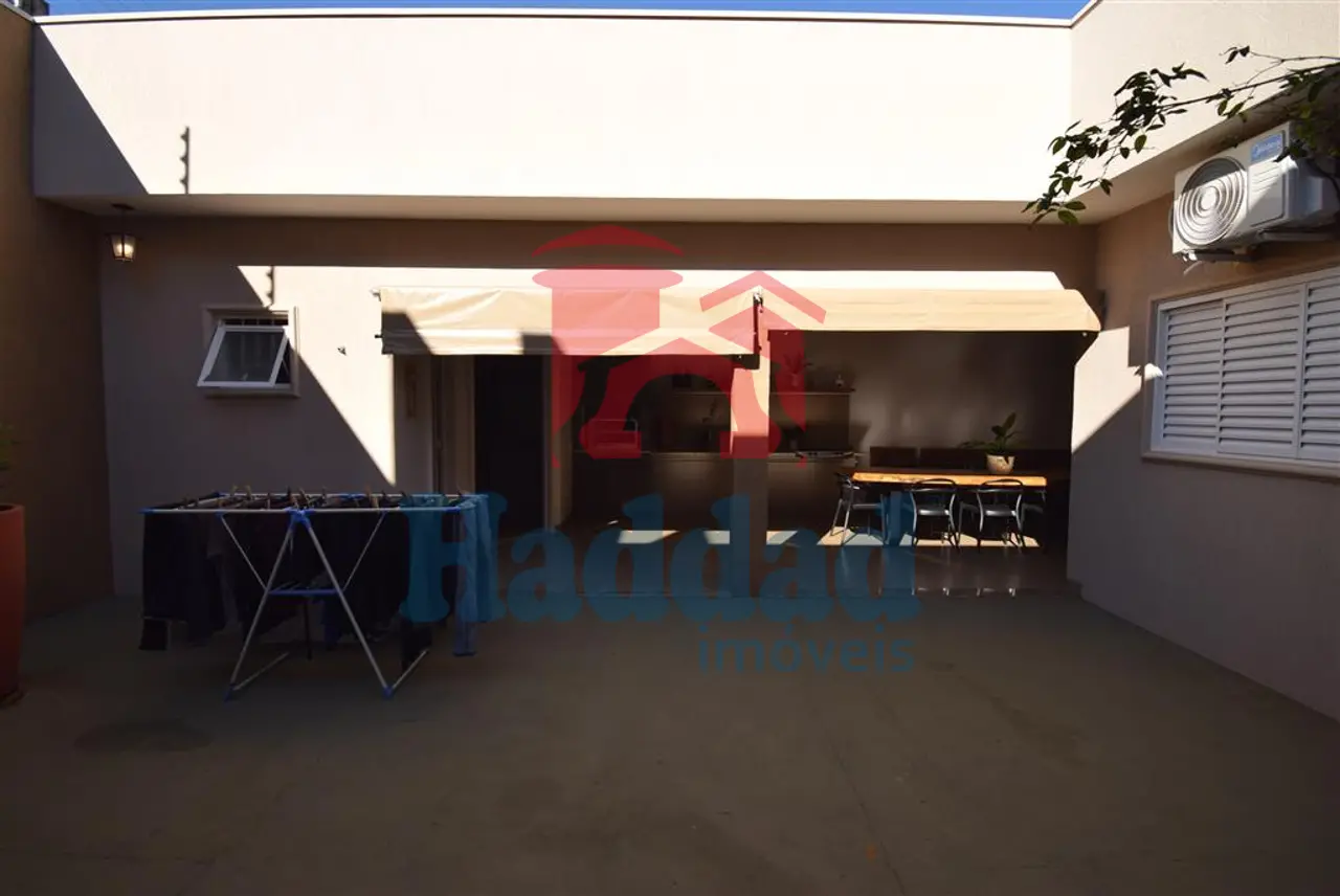 CASA MUITO BOA, REFORMADINHA, 3 QUARTOS 1 SUÍTE COM CLOSSET E ARMÁRIOS, AR CONDICIONADO, ÓTIMO ACABAMENTO, VAGA PARA 4 CARROS. Ref: 14135 - DSC_0029