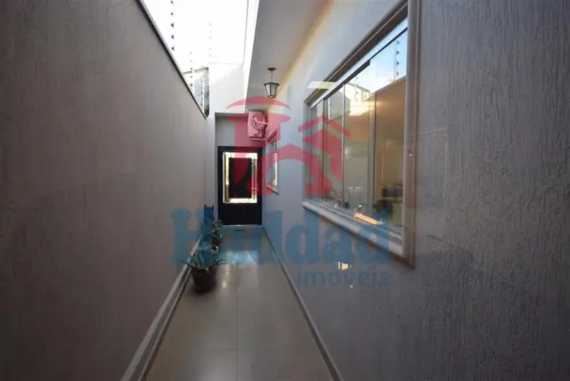 CASA MUITO BOA, REFORMADINHA, 3 QUARTOS 1 SUÍTE COM CLOSSET E ARMÁRIOS, AR CONDICIONADO, ÓTIMO ACABAMENTO, VAGA PARA 4 CARROS. Ref: 14135 - DSC_0031