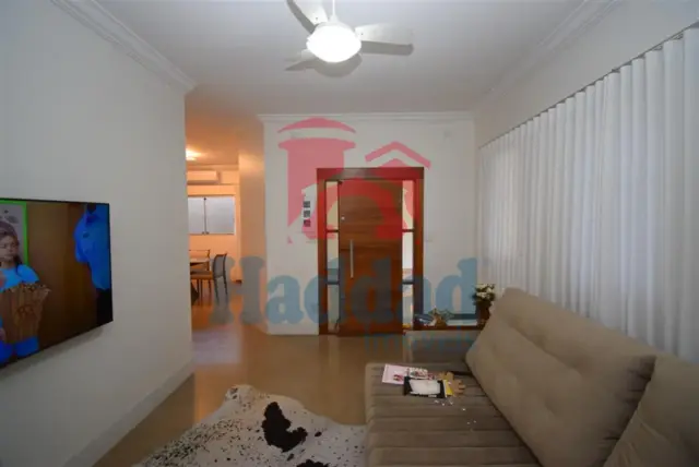 CASA MUITO BOA, REFORMADINHA, 3 QUARTOS 1 SUÍTE COM CLOSSET E ARMÁRIOS, AR CONDICIONADO, ÓTIMO ACABAMENTO, VAGA PARA 4 CARROS. Ref: 14135 - DSC_0033