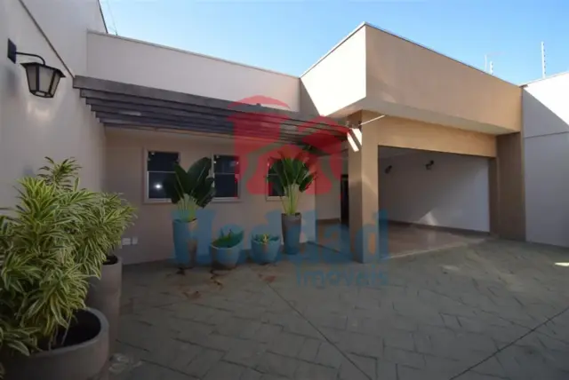 CASA MUITO BOA, REFORMADINHA, 3 QUARTOS 1 SUÍTE COM CLOSSET E ARMÁRIOS, AR CONDICIONADO, ÓTIMO ACABAMENTO, VAGA PARA 4 CARROS. Ref: 14135 - DSC_0004