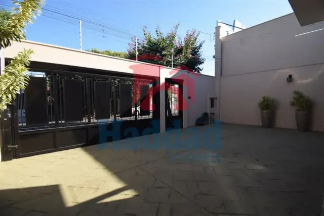 CASA MUITO BOA, REFORMADINHA, 3 QUARTOS 1 SUÍTE COM CLOSSET E ARMÁRIOS, AR CONDICIONADO, ÓTIMO ACABAMENTO, VAGA PARA 4 CARROS. Ref: 14135 - DSC_0005