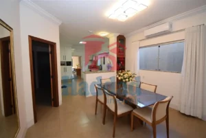 CASA MUITO BOA, REFORMADINHA, 3 QUARTOS 1 SUÍTE COM CLOSSET E ARMÁRIOS, AR CONDICIONADO, ÓTIMO ACABAMENTO, VAGA PARA 4 CARROS. Ref: 14135 - DSC_0008