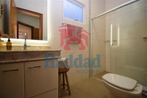 CASA MUITO BOA, REFORMADINHA, 3 QUARTOS 1 SUÍTE COM CLOSSET E ARMÁRIOS, AR CONDICIONADO, ÓTIMO ACABAMENTO, VAGA PARA 4 CARROS. Ref: 14135 - DSC_0015