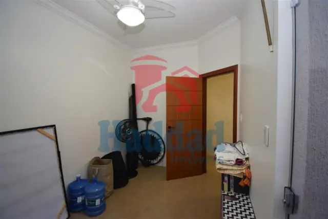 CASA MUITO BOA, REFORMADINHA, 3 QUARTOS 1 SUÍTE COM CLOSSET E ARMÁRIOS, AR CONDICIONADO, ÓTIMO ACABAMENTO, VAGA PARA 4 CARROS. Ref: 14135 - DSC_0017