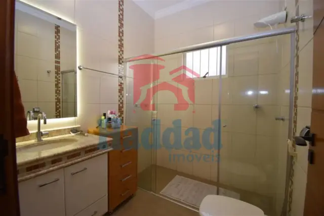 CASA MUITO BOA, REFORMADINHA, 3 QUARTOS 1 SUÍTE COM CLOSSET E ARMÁRIOS, AR CONDICIONADO, ÓTIMO ACABAMENTO, VAGA PARA 4 CARROS. Ref: 14135 - DSC_0021