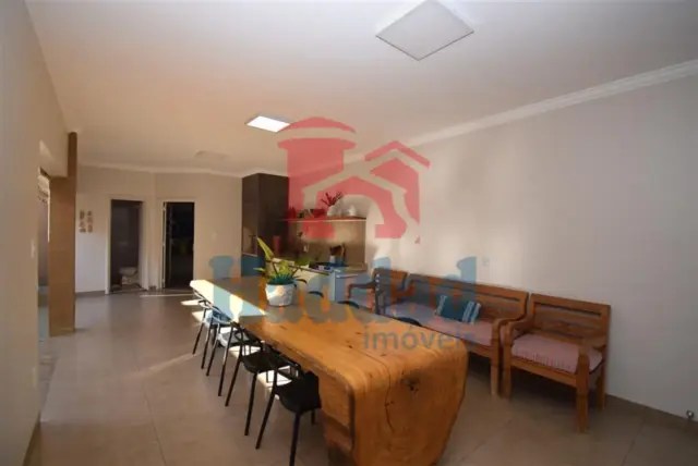 CASA MUITO BOA, REFORMADINHA, 3 QUARTOS 1 SUÍTE COM CLOSSET E ARMÁRIOS, AR CONDICIONADO, ÓTIMO ACABAMENTO, VAGA PARA 4 CARROS. Ref: 14135 - DSC_0023