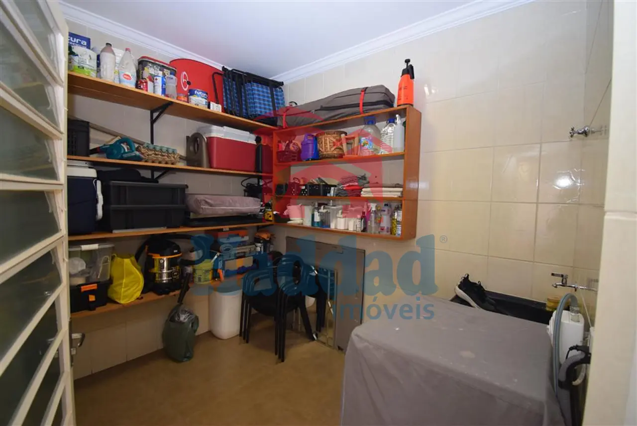 CASA MUITO BOA, REFORMADINHA, 3 QUARTOS 1 SUÍTE COM CLOSSET E ARMÁRIOS, AR CONDICIONADO, ÓTIMO ACABAMENTO, VAGA PARA 4 CARROS. Ref: 14135 - DSC_0025