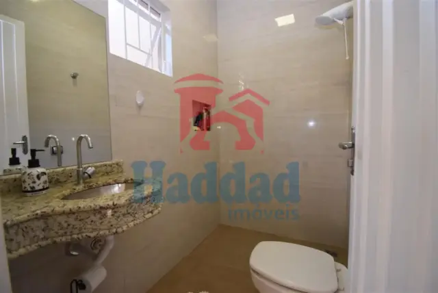 CASA MUITO BOA, REFORMADINHA, 3 QUARTOS 1 SUÍTE COM CLOSSET E ARMÁRIOS, AR CONDICIONADO, ÓTIMO ACABAMENTO, VAGA PARA 4 CARROS. Ref: 14135 - DSC_0026