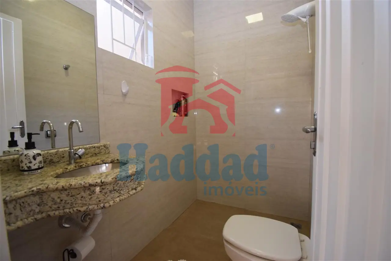 CASA MUITO BOA, REFORMADINHA, 3 QUARTOS 1 SUÍTE COM CLOSSET E ARMÁRIOS, AR CONDICIONADO, ÓTIMO ACABAMENTO, VAGA PARA 4 CARROS. Ref: 14135 - DSC_0026