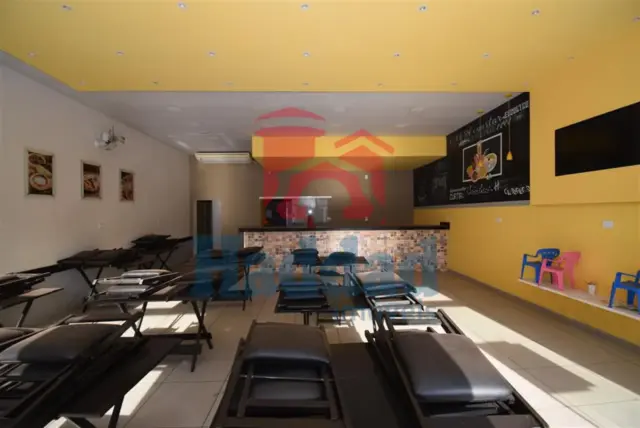 SALÃO COMERCIAL POSSUINDO CERCA DE 85 M², COZINHA GRANDE, DEPOSITO, VARIOS JOGOS DE MESA E CADEIRA, TELEVISÃO, FREEZER, GELADEIRA, AR CONDICONADO E VENTILARORES. Ref: 15481 - DSC_0033