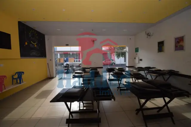 SALÃO COMERCIAL POSSUINDO CERCA DE 85 M², COZINHA GRANDE, DEPOSITO, VARIOS JOGOS DE MESA E CADEIRA, TELEVISÃO, FREEZER, GELADEIRA, AR CONDICONADO E VENTILARORES. Ref: 15481 - DSC_0034