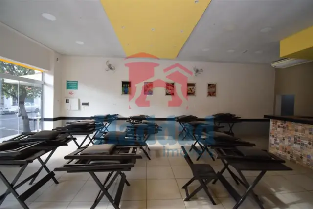 SALÃO COMERCIAL POSSUINDO CERCA DE 85 M², COZINHA GRANDE, DEPOSITO, VARIOS JOGOS DE MESA E CADEIRA, TELEVISÃO, FREEZER, GELADEIRA, AR CONDICONADO E VENTILARORES. Ref: 15481 - DSC_0035