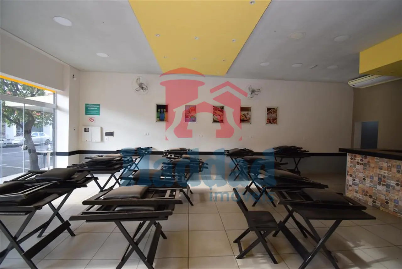 SALÃO COMERCIAL POSSUINDO CERCA DE 85 M², COZINHA GRANDE, DEPOSITO, VARIOS JOGOS DE MESA E CADEIRA, TELEVISÃO, FREEZER, GELADEIRA, AR CONDICONADO E VENTILARORES. Ref: 15481 - DSC_0035