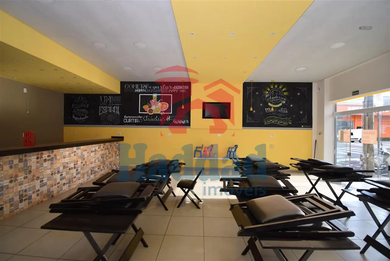 SALÃO COMERCIAL POSSUINDO CERCA DE 85 M², COZINHA GRANDE, DEPOSITO, VARIOS JOGOS DE MESA E CADEIRA, TELEVISÃO, FREEZER, GELADEIRA, AR CONDICONADO E VENTILARORES. Ref: 15481 - DSC_0036