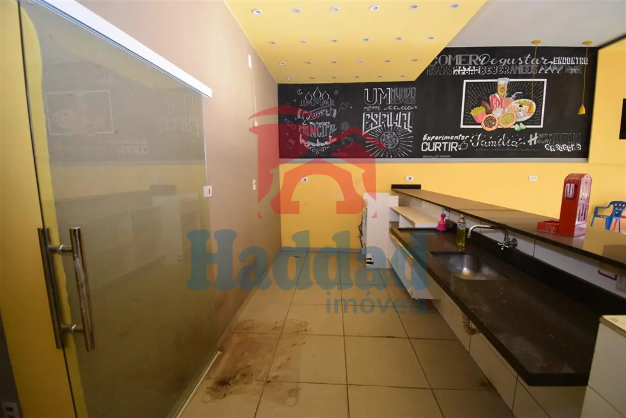 SALÃO COMERCIAL POSSUINDO CERCA DE 85 M², COZINHA GRANDE, DEPOSITO, VARIOS JOGOS DE MESA E CADEIRA, TELEVISÃO, FREEZER, GELADEIRA, AR CONDICONADO E VENTILARORES. Ref: 15481 - DSC_0037