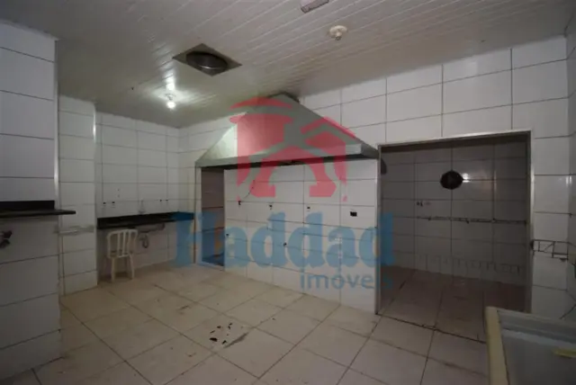 SALÃO COMERCIAL POSSUINDO CERCA DE 85 M², COZINHA GRANDE, DEPOSITO, VARIOS JOGOS DE MESA E CADEIRA, TELEVISÃO, FREEZER, GELADEIRA, AR CONDICONADO E VENTILARORES. Ref: 15481 - DSC_0039