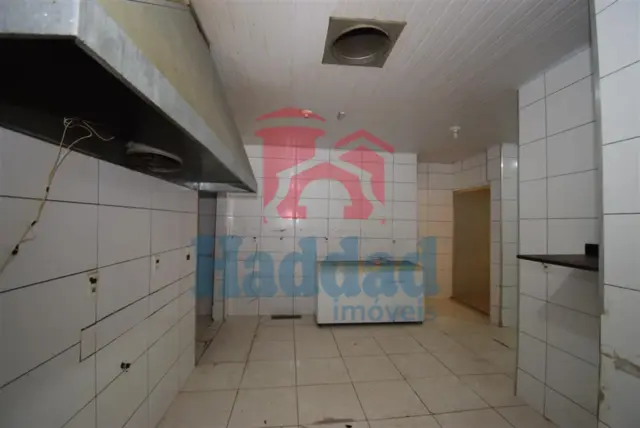 SALÃO COMERCIAL POSSUINDO CERCA DE 85 M², COZINHA GRANDE, DEPOSITO, VARIOS JOGOS DE MESA E CADEIRA, TELEVISÃO, FREEZER, GELADEIRA, AR CONDICONADO E VENTILARORES. Ref: 15481 - DSC_0041