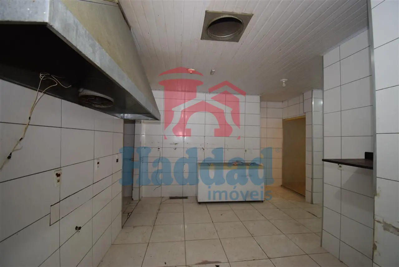SALÃO COMERCIAL POSSUINDO CERCA DE 85 M², COZINHA GRANDE, DEPOSITO, VARIOS JOGOS DE MESA E CADEIRA, TELEVISÃO, FREEZER, GELADEIRA, AR CONDICONADO E VENTILARORES. Ref: 15481 - DSC_0041