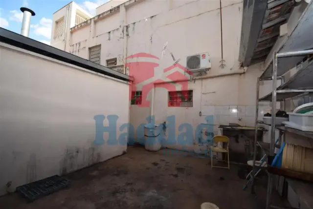 SALÃO COMERCIAL POSSUINDO CERCA DE 85 M², COZINHA GRANDE, DEPOSITO, VARIOS JOGOS DE MESA E CADEIRA, TELEVISÃO, FREEZER, GELADEIRA, AR CONDICONADO E VENTILARORES. Ref: 15481 - DSC_0044